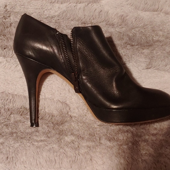 Vince Camuto 4 inch heels. - Picture 8 of 10